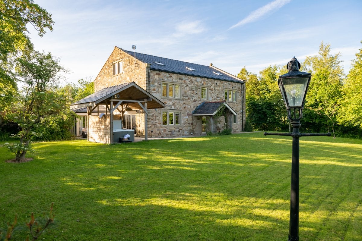 Oak Bank Farm with large lawned garden